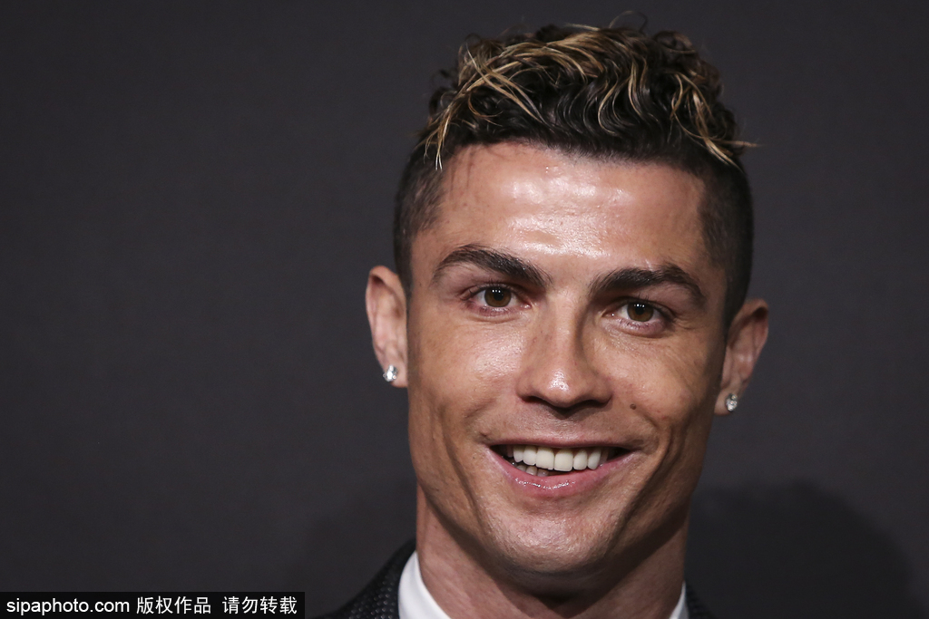 TA：马斯切拉诺已取得长足进步，将苏亚雷斯放替补席便是证明（TA：让苏亚雷斯坐替补，足证马斯切拉诺的长足进步）