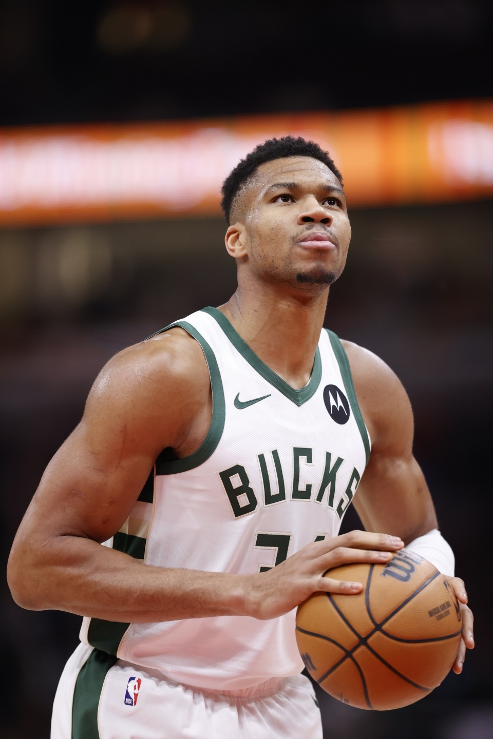 再遭失利，内马尔不满自己被换下并直接返回更衣室（再度失利，内马尔不满被换下径直返回更衣室）