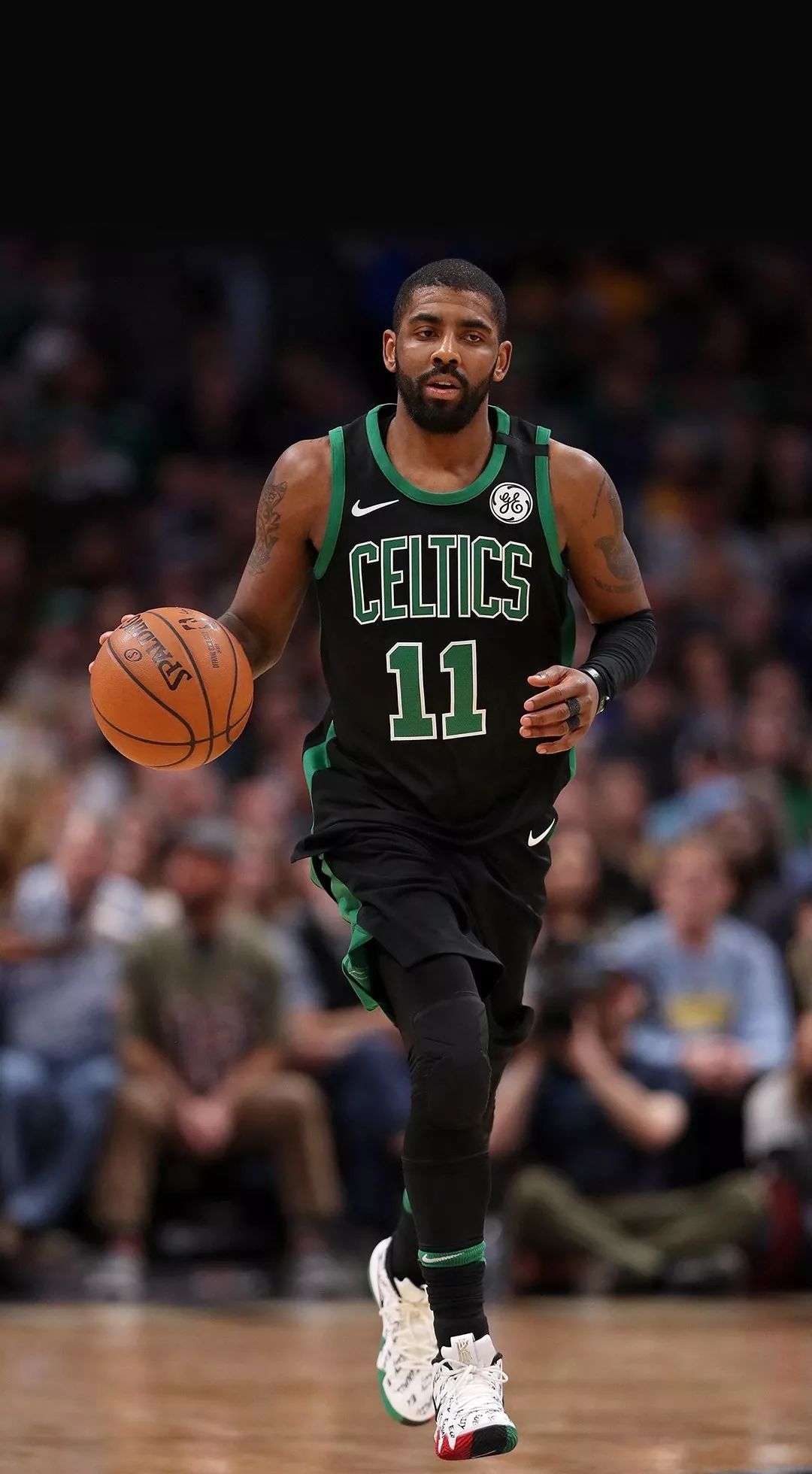 足球世界杯主题周边开售，球迷抢购（世界杯主题周边上架，球迷热购）