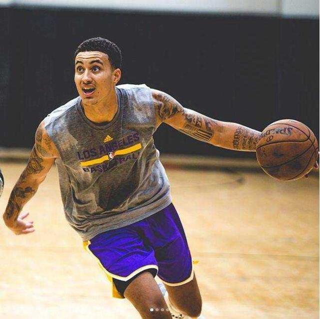 全市场：多特与曼联就桑乔展开谈判，曼联要价2000万欧（全市场：曼联与多特就桑乔转会进行磋商，标价2000万欧）