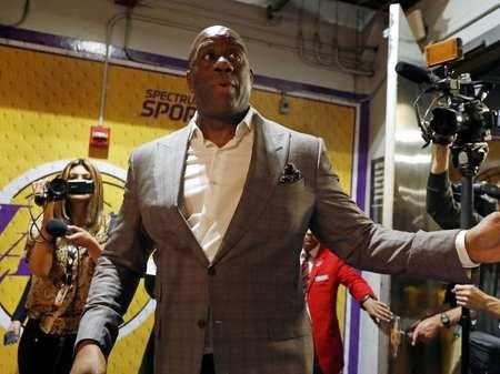 韩国女星穿曼联曼城球衣聚餐。左边是韩国国门金承奎...（韩国女星身着曼联、曼城球衣同框聚餐，左侧为韩国国门金承奎）