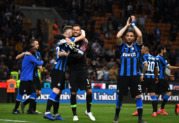 马德兴：有关方面对王洪亮带队0-3巴西不满，却对女足0-8沉默（马德兴：王洪亮率队0-3不敌巴西遭质疑，女足0-8却无人置评）