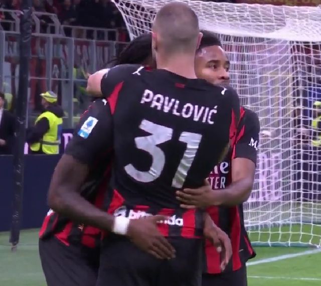 弗兰克：范德芬进球前我心想他要去哪，在场边喊让他快传球（弗兰克：范德芬进球前我还在想他往哪儿跑，场边不停催他赶紧传球）