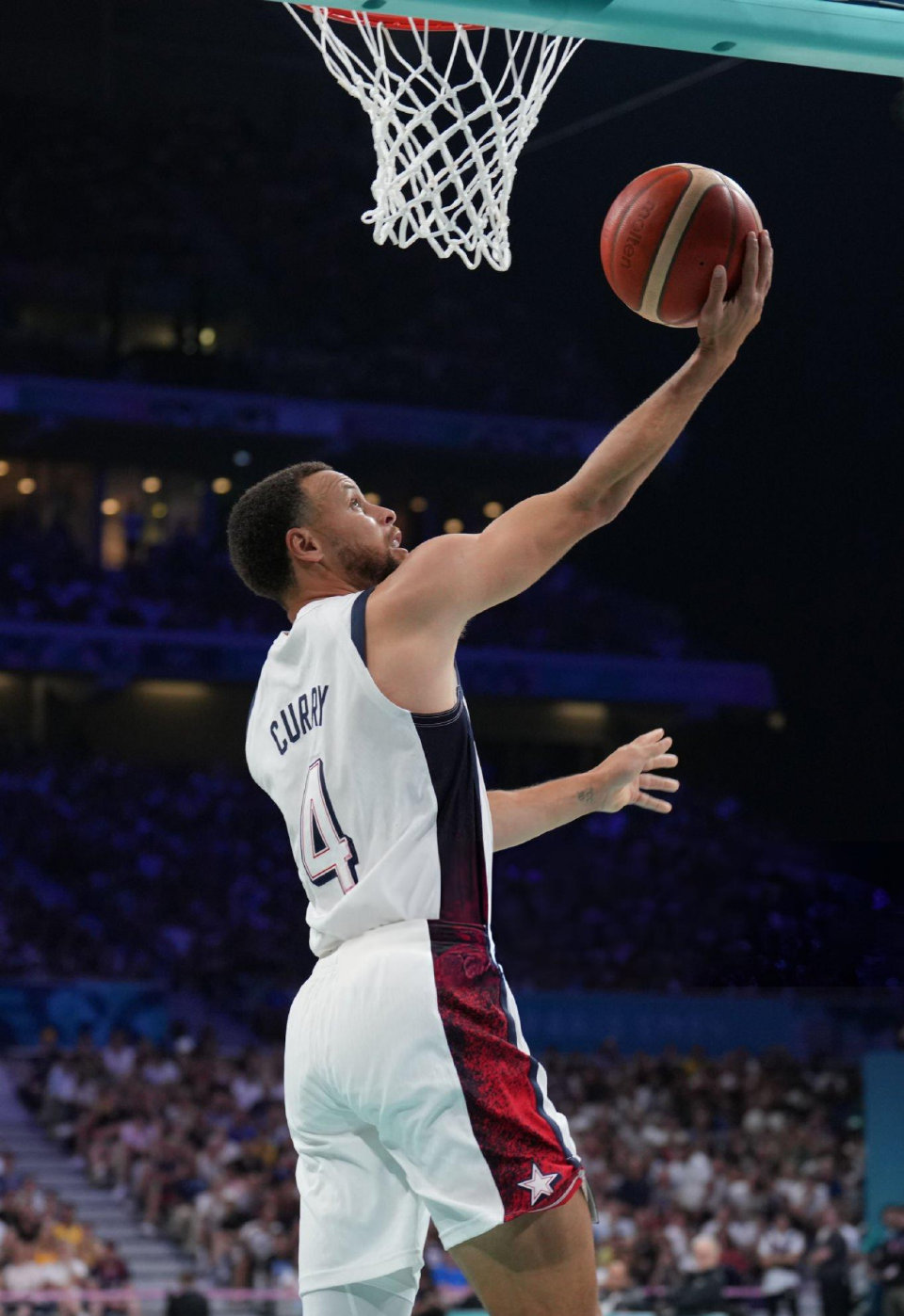 他在闹，他在笑，林加德与拉什福德通道内嬉戏（笑闹不断，林加德和拉什福德在通道内打趣嬉闹）