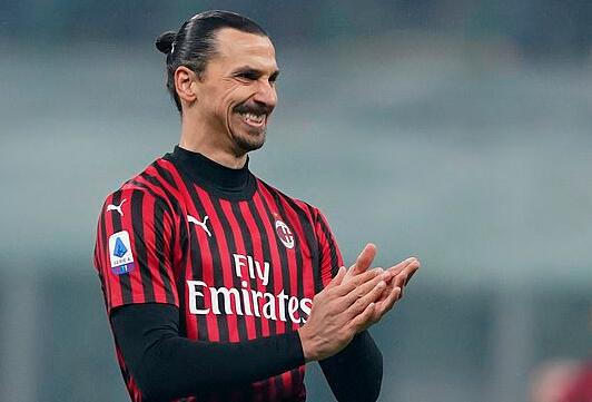 记者：莱万有一种几乎疯狂的求胜欲，他与哈维成了更衣室对手（记者：莱万胜欲近乎疯狂，与哈维在更衣室已成对立面）