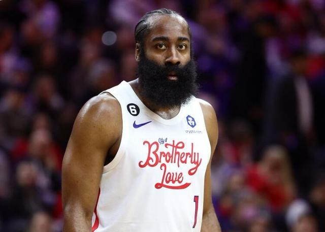 裁判判罚引发球迷不满（判罚争议点燃球迷不满）