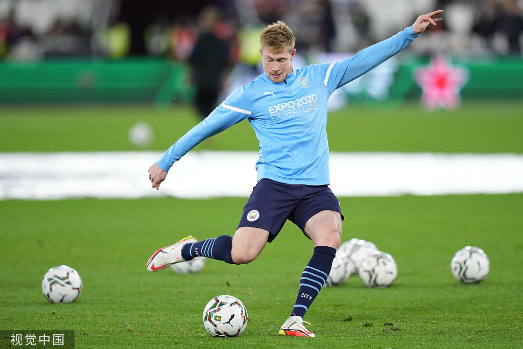 德天空：那不勒斯想签弗赖堡中场曼赞比顶替受伤的德布劳内（德媒：那不勒斯有意引进弗赖堡中场曼赞比，以填补德布劳内伤缺）