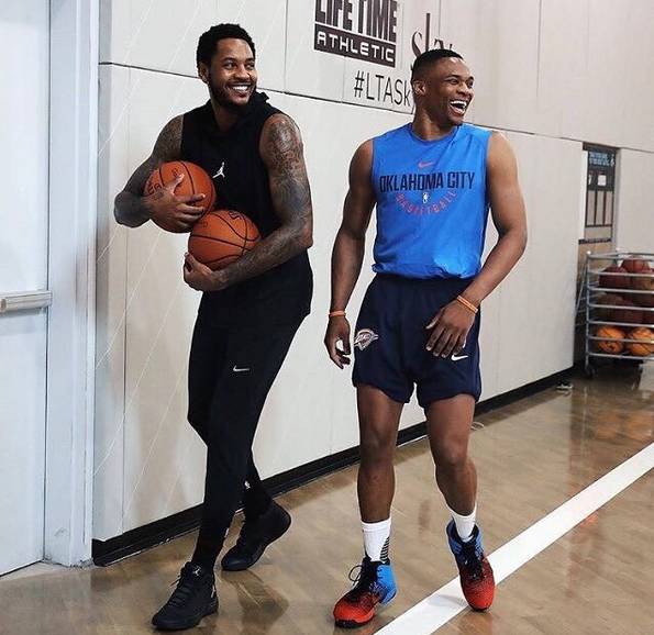 U22国足力克韩国U22，球迷在球员谢场时高喊“雄起”（U22国足击败韩国U22，谢场之际球迷齐声高呼“雄起”）