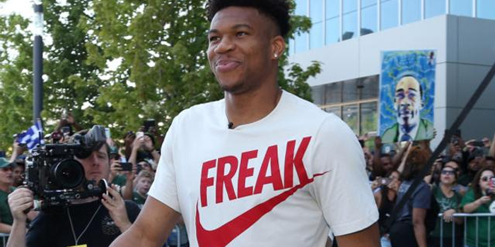 上光荣榜，大连英博一线队主教练李国旭获得辽宁五一劳动奖章（大连英博一线队主帅李国旭荣获辽宁五一劳动奖章，荣登光荣榜）