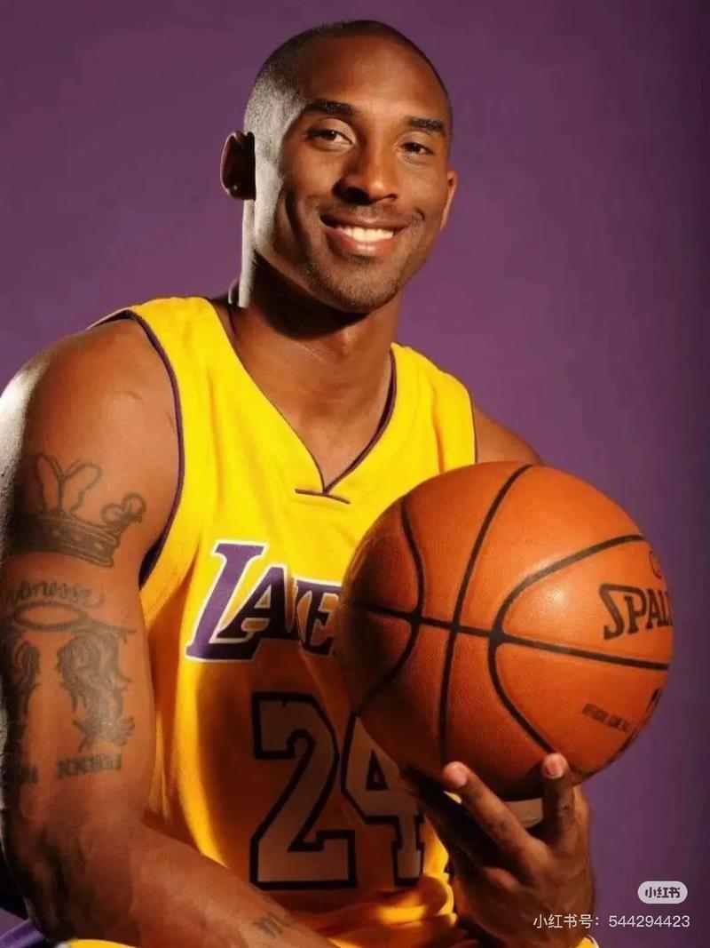 传奇门将正式退役，全场球迷起立致敬（传奇门将宣布挂靴，现场球迷起立致意）