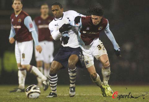 广东男篮在CBA杯赛中以94-80击败广州男篮，奎恩全场高效表现，贡献29分6篮板7助攻5抢断，助力球队取得首胜。（CBA杯：广东94-80力克广州，奎恩高效29分6板7助5断助队迎首胜）