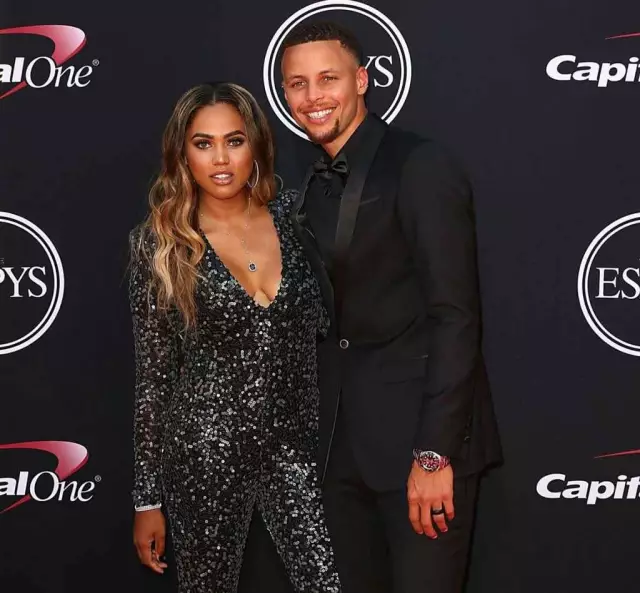 暗示续约还是离队？刘洋晒与瓦科互换球衣照片（续约抑或离队？刘洋晒与瓦科交换球衣照）