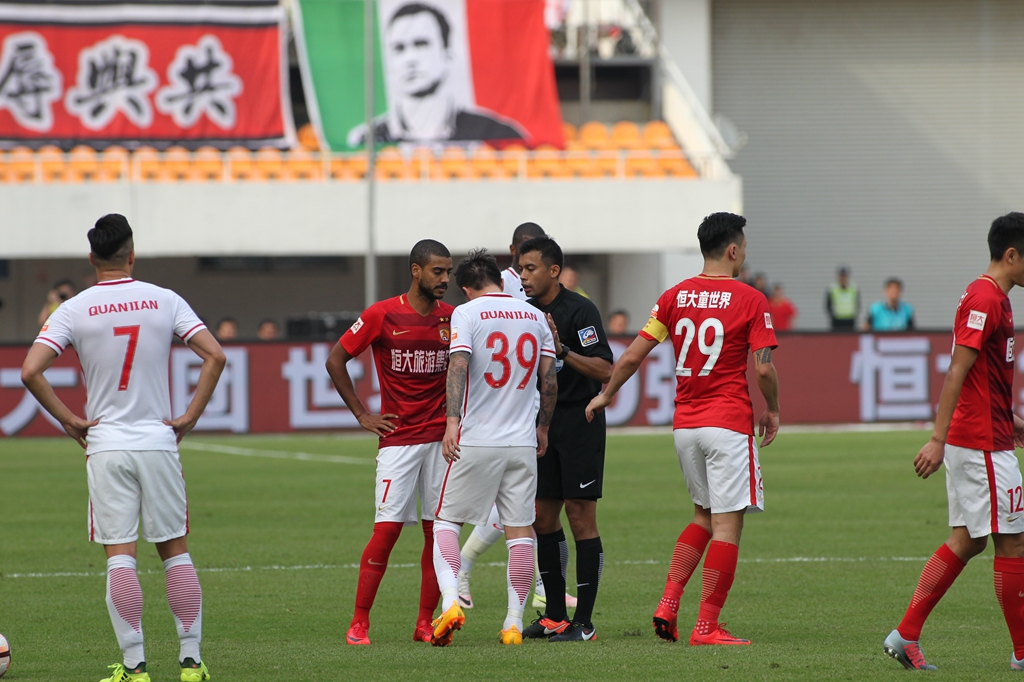 律师张冰质疑经纪人金畅无证还挣浙江上千万，后者回应：满嘴胡言（张冰律师质疑经纪人金畅无资质在浙获利逾千万元，金畅回应：纯属胡说）