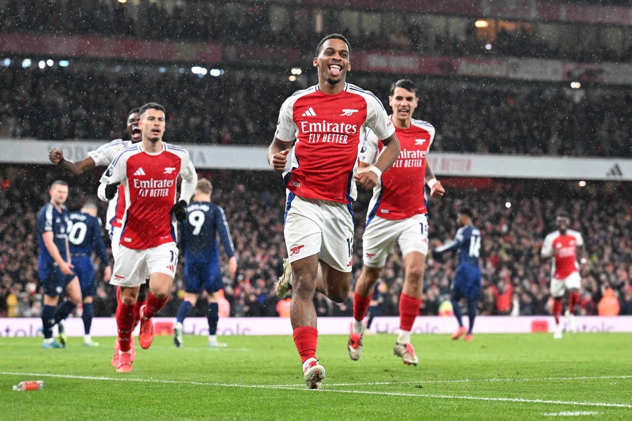 给爷整笑了，曼奇尼假意亲吻布鲁马多，将布鲁马多逗笑（曼奇尼作势亲吻布鲁马多，逗得对方大笑）