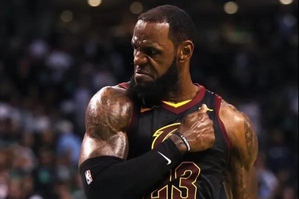 FM26逆天Bug，外场球员“闪现”至门前挡出对方主罚的点球（FM26离谱Bug：外场球员瞬移到门前封堵对手点球）