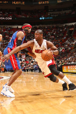 本赛季东契奇缺席时里夫斯场均41+10+5，湖人3胜1负（东契奇缺阵的本季交锋中，里夫斯场均41+10+5，湖人战绩3胜1负）