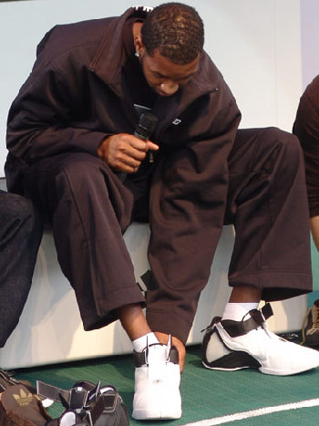 足球报：申花将利用今年最后两场亚冠来决定人员的去留（足球报：申花将以本年末两场亚冠检验阵容，敲定人员去留）