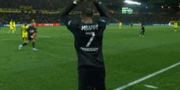 米利亚倒地后被布坎南用球近距离轰了一脚，骂布坎南后遭直红（米利亚倒地遭布坎南近距离砸球，口出恶言后直接染红）